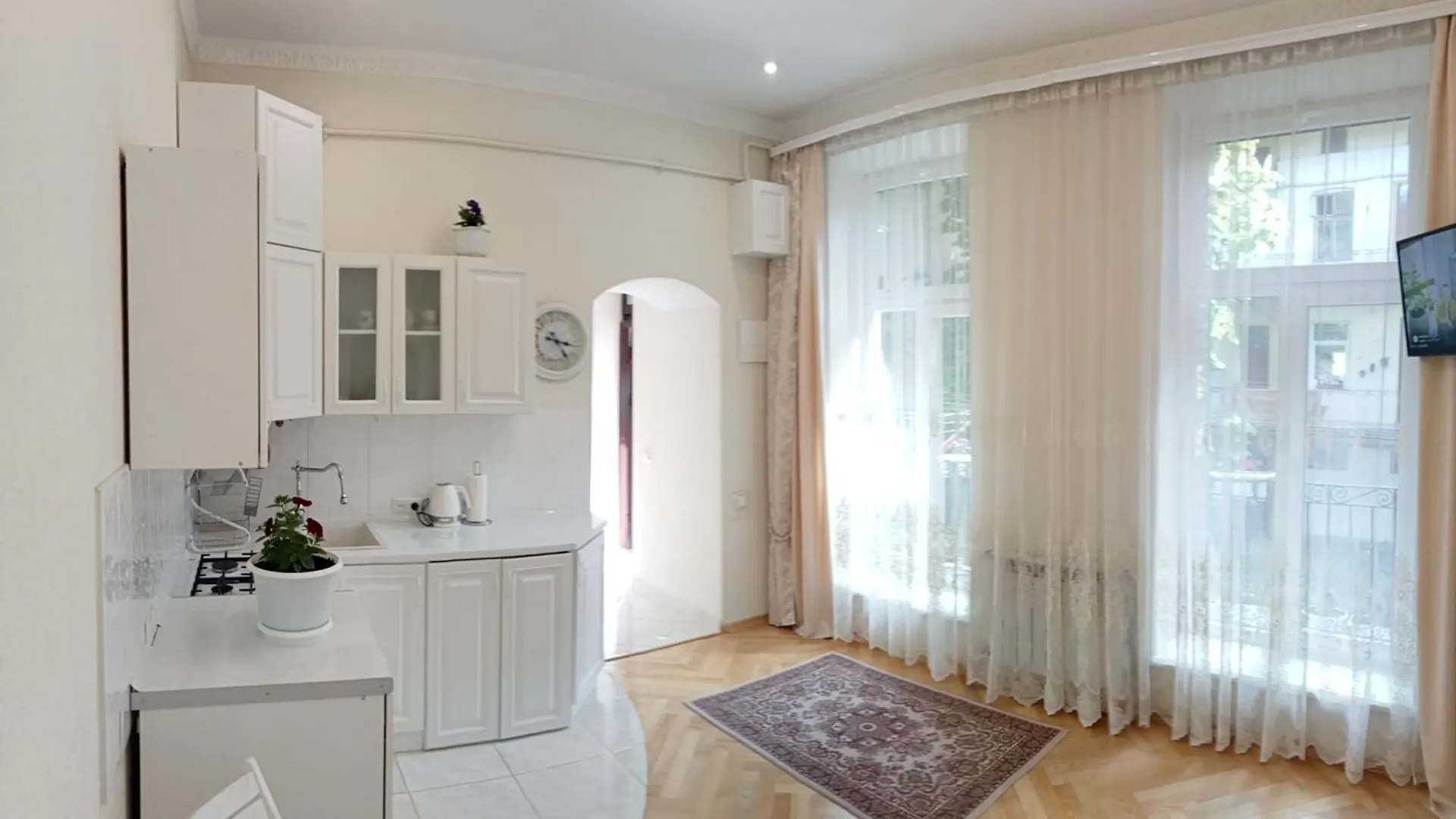 Svitla Zatyszna: Cozy Central Apartment with Balcony Near Opera Lviv Ukraine