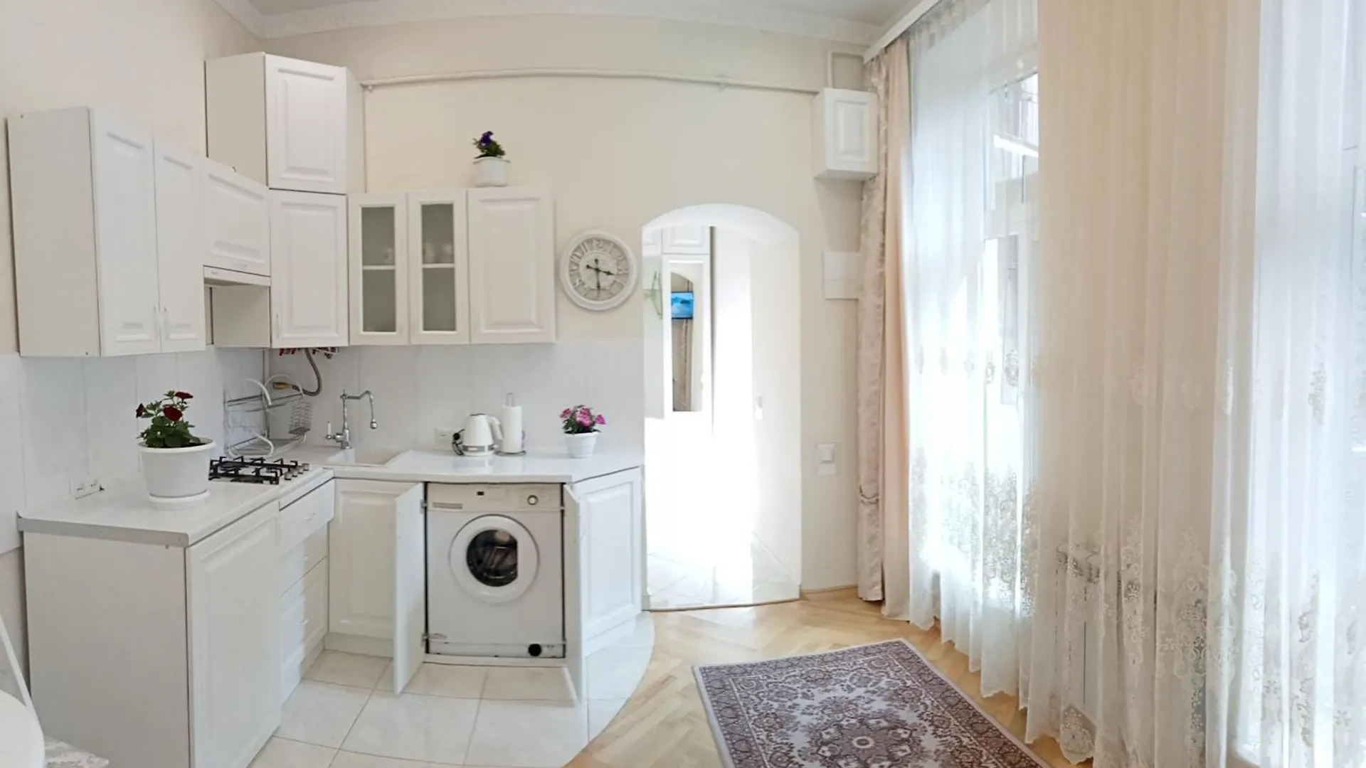 Svitla Zatyszna: Cozy Central Apartment with Balcony Near Opera Lviv