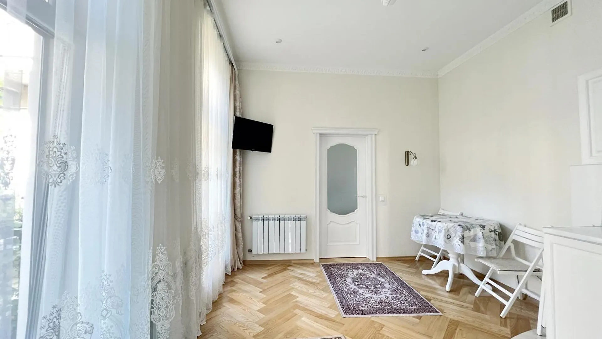Svitla Zatyszna: Cozy Central Apartment with Balcony Near Opera Lviv Ukraine