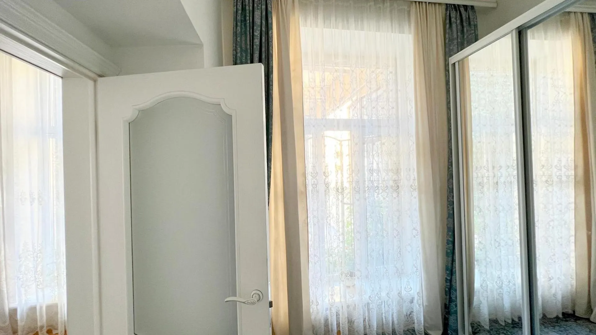 Комфортна затишна квартира в центрі біля Оперного театру з балконом, світла квартира в центрі Львова, Львів подобова оренда центр Апартаменты Львов