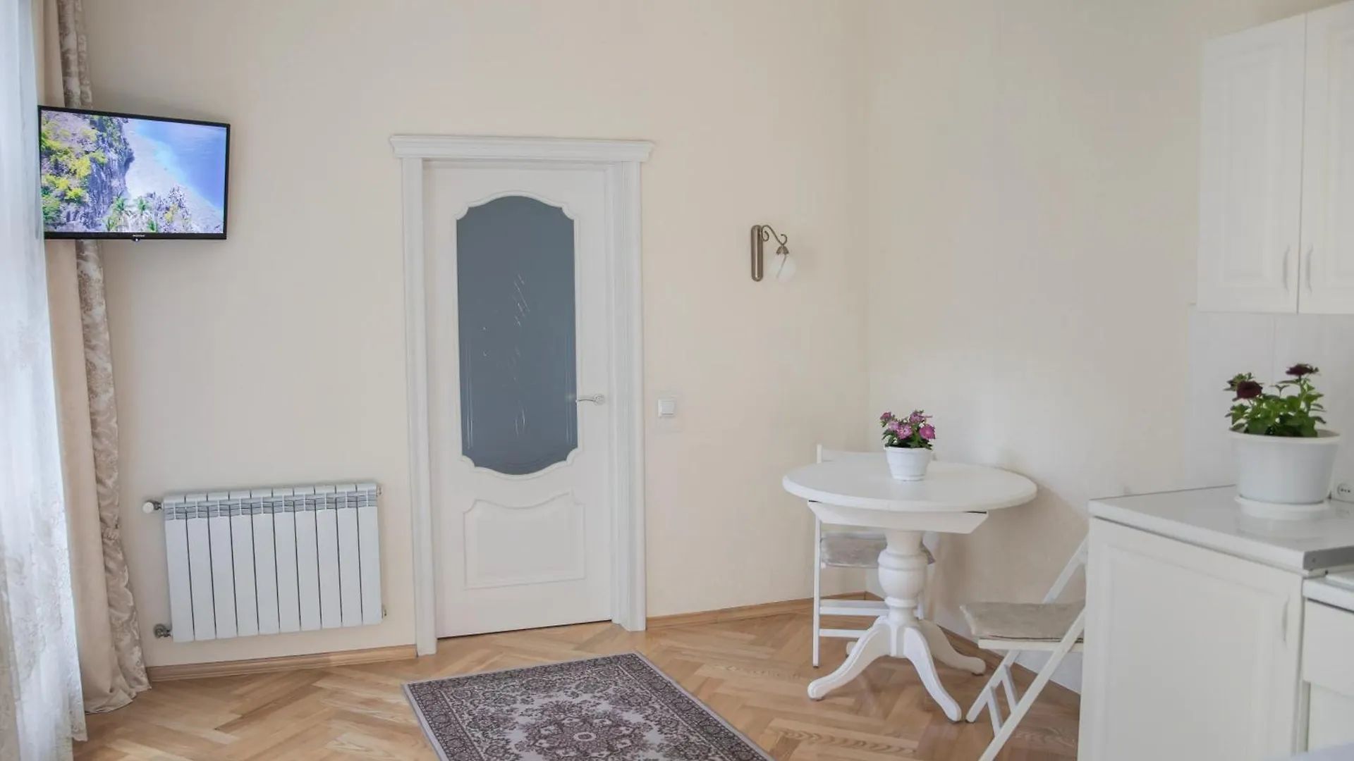 Комфортна затишна квартира в центрі біля Оперного театру з балконом, світла квартира в центрі Львова, Львів подобова оренда центр Украина
